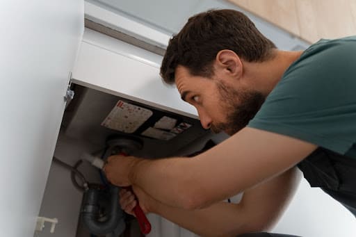 Free photo low angle man working as plumber